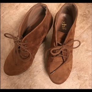 Super cute suede brown booties